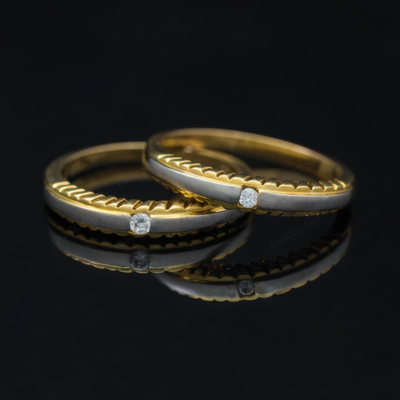 Cặp nhẫn cưới A19 được chế tác tinh xảo với sự kết hợp hài hòa giữa vàng vàng rực rỡ và lớp bạch kim thanh lịch