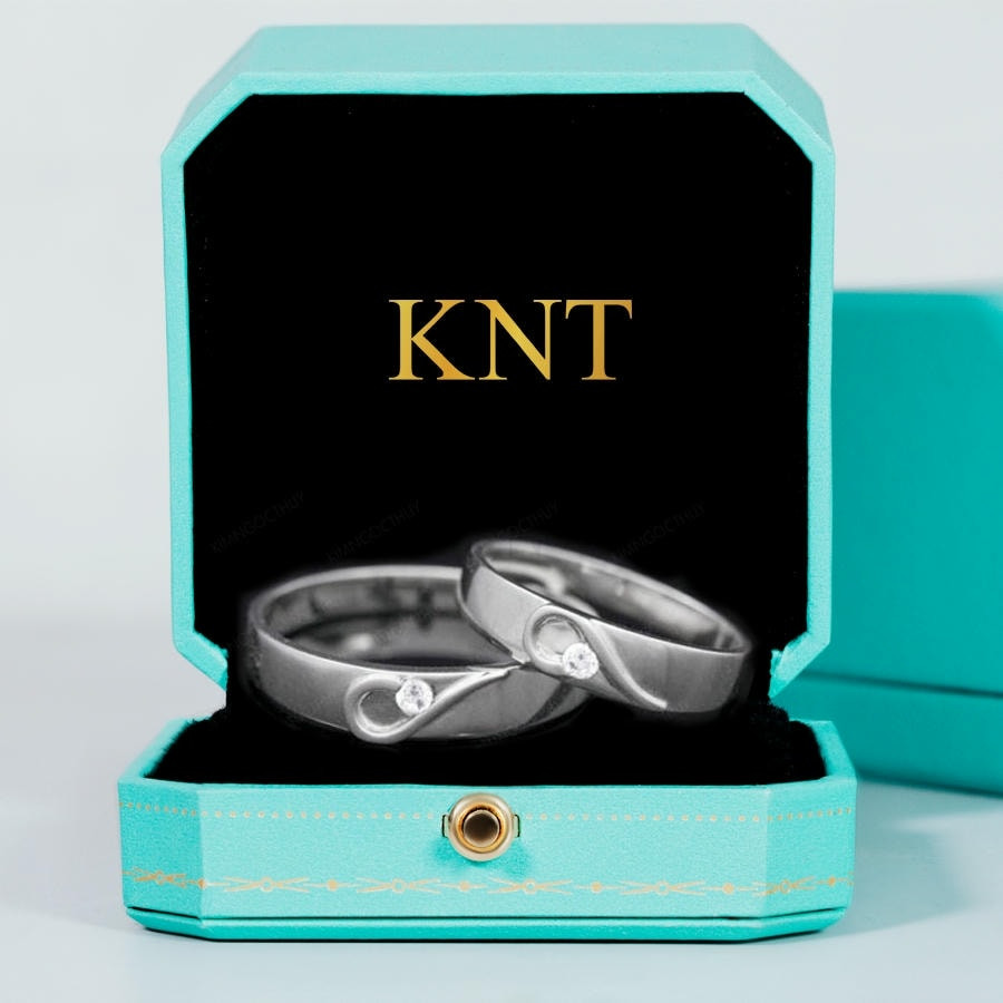 Điểm nhấn nổi bật cuar nhẫn cưới C8 là viên đá quý nhỏ được đính khéo léo trên mỗi chiếc nhẫn