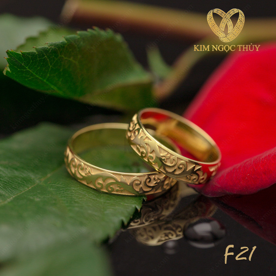 Nhẫn cưới F21 phong cách cổ điển với họa tiết hoa văn uốn lượn