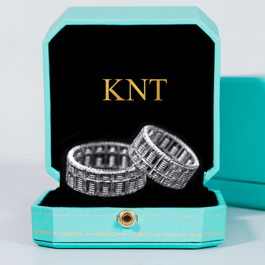 Nhẫn cưới J2 phần đai nhẫn chặm khắc rõ nét và tinh tế