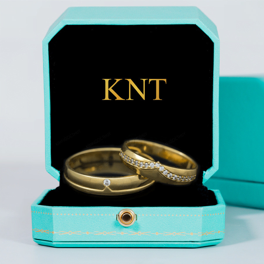 Nhẫn cưới F85 họa tiết viền chữ V rõ nét