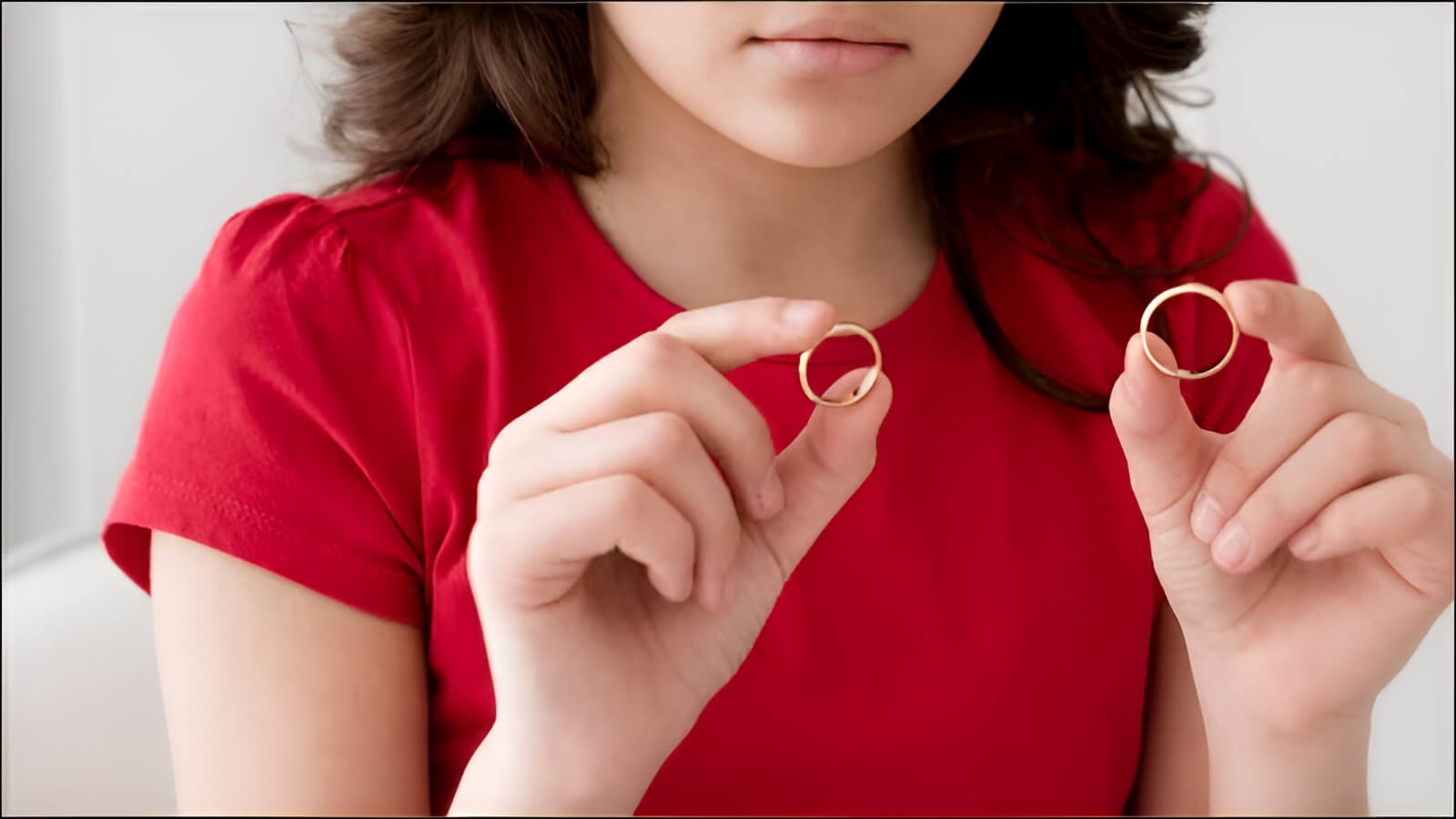 Về mặt vật lý, bất kỳ kim loại nào khi chịu sự cọ xát liên tục đều sẽ bị mài mòn đi một phần cực kỳ nhỏ theo thời gian sử dụng nhẫn cưới