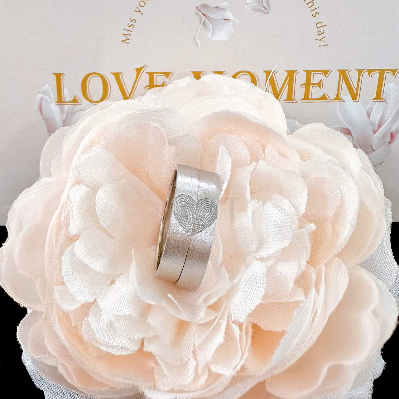 Nhẫn cưới khắc vân tay T5-3L5 hoạ tiết trái tim tinh tế