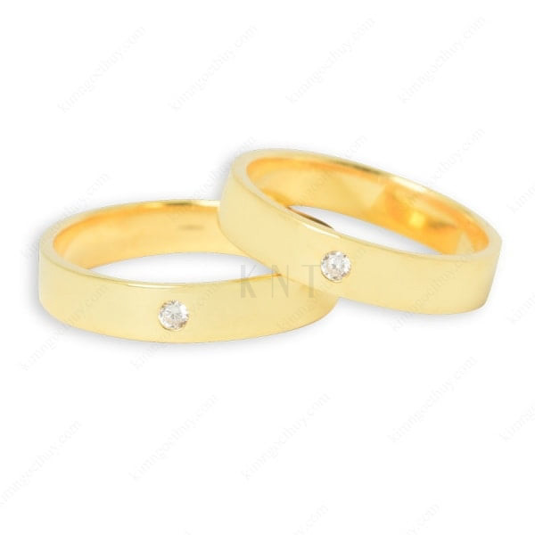 Nhẫn cưới S143 thiết kế bản vuông mạnh mẽ, đính viên đá chủ