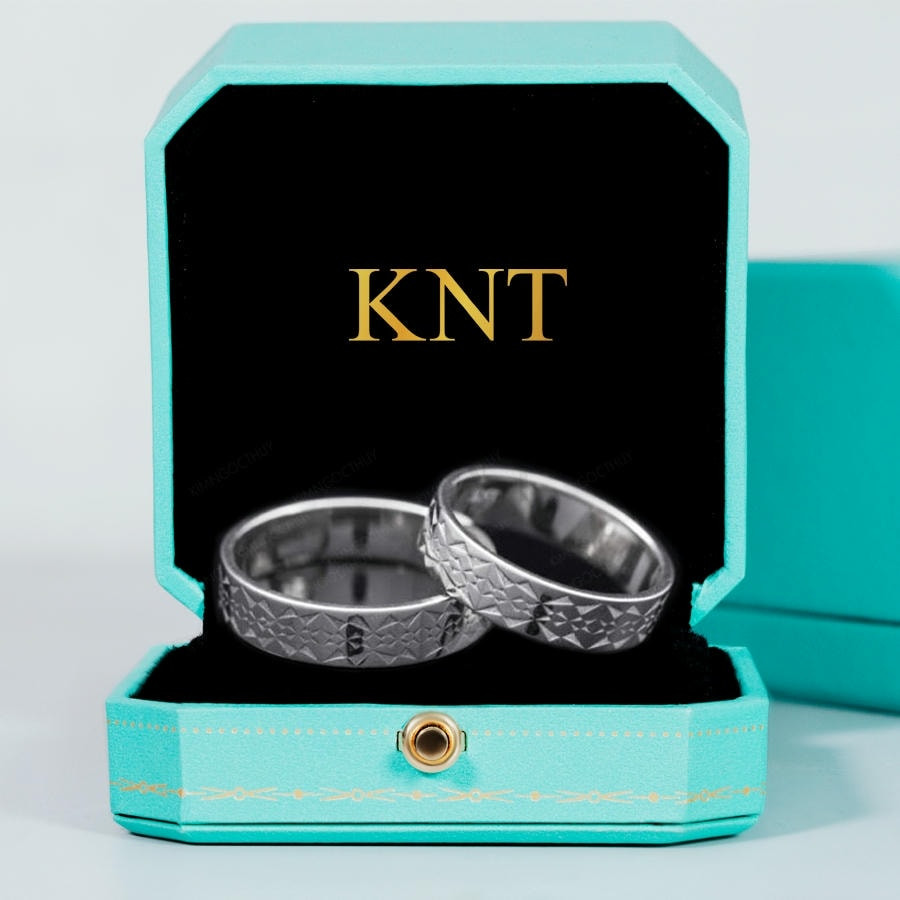 Nhẫn cưới C43 mang phong cách hiện đại với họa tiết khắc nổi hình học độc đáo