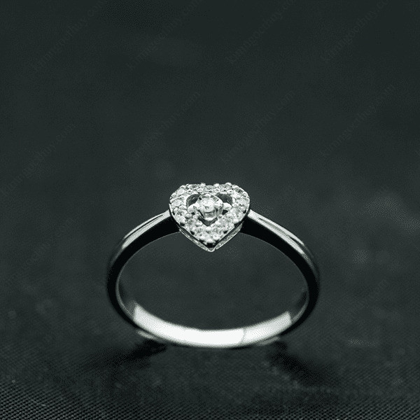 Nhẫn đính hôn R1 thiết kế trái tim đính đá lấp lánh