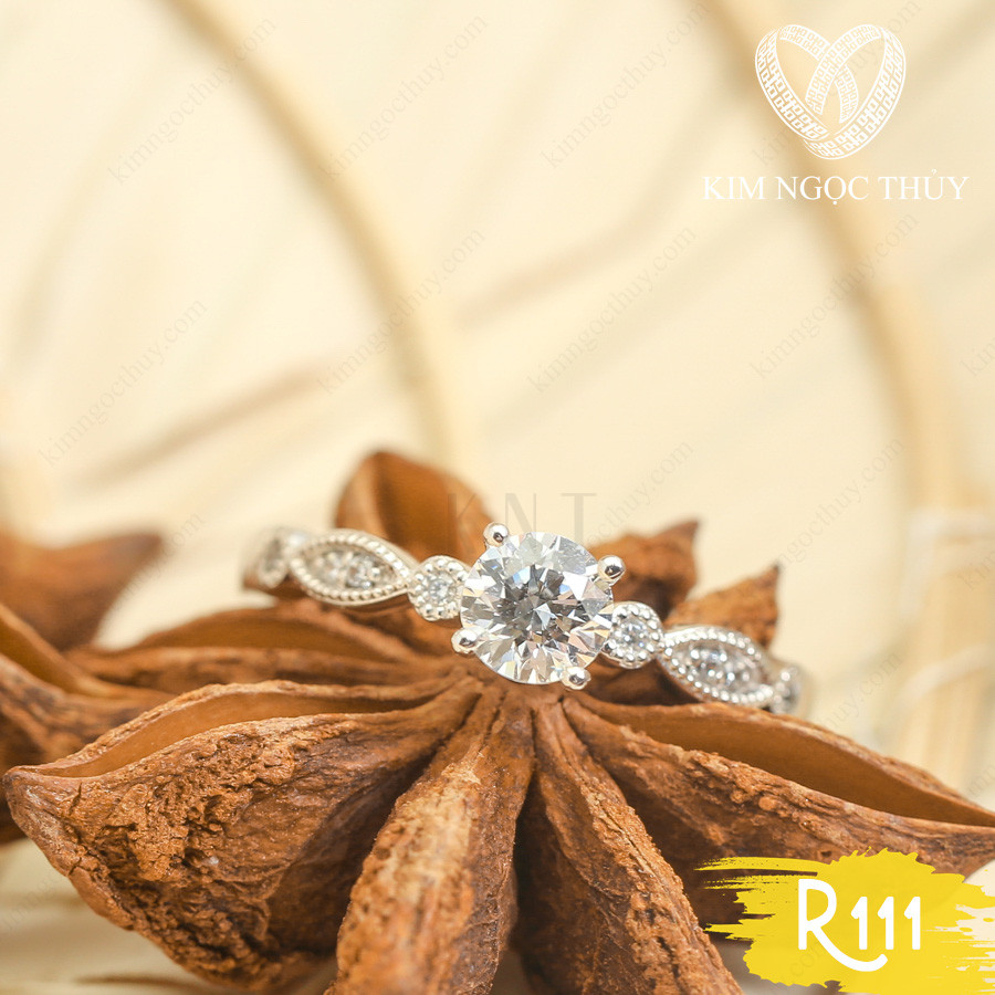 Nhẫn đính hôn R111 đá chủ tròn, phong cách cổ điển hiện đại