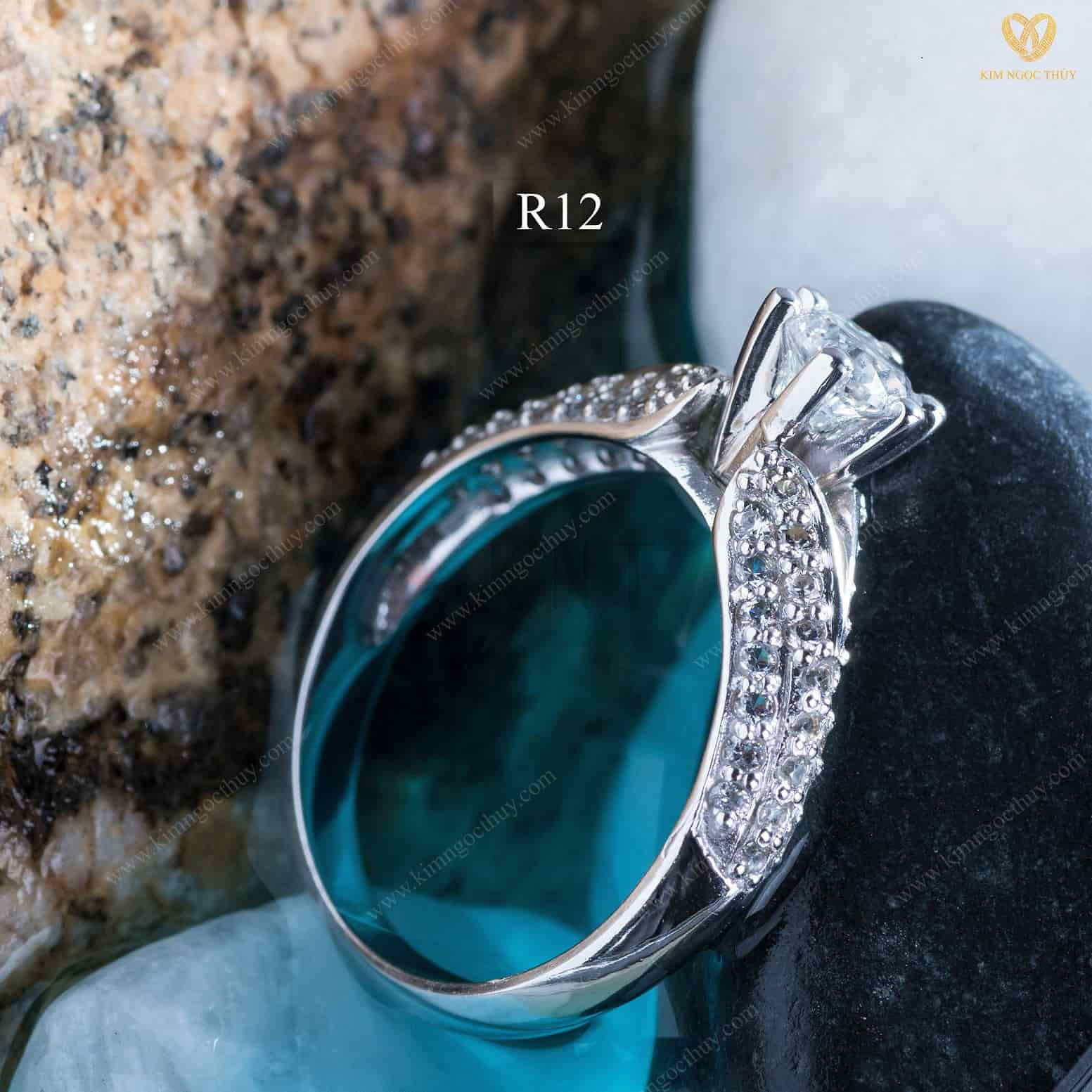 Nhẫn đính hôn R12 nổi bật với thiết kế đính đá tinh xảo