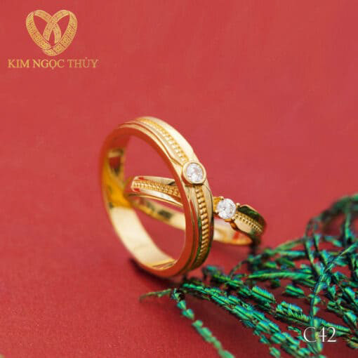 Nhẫn cưới C42 đường nét chạm khắc tinh tế và tỉ mỉ
