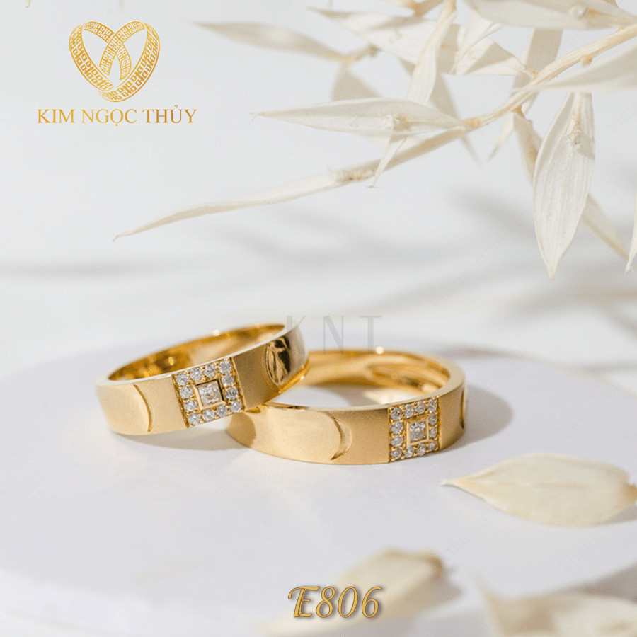 Nhẫn cưới E806 đính đá vuông lấp lánh