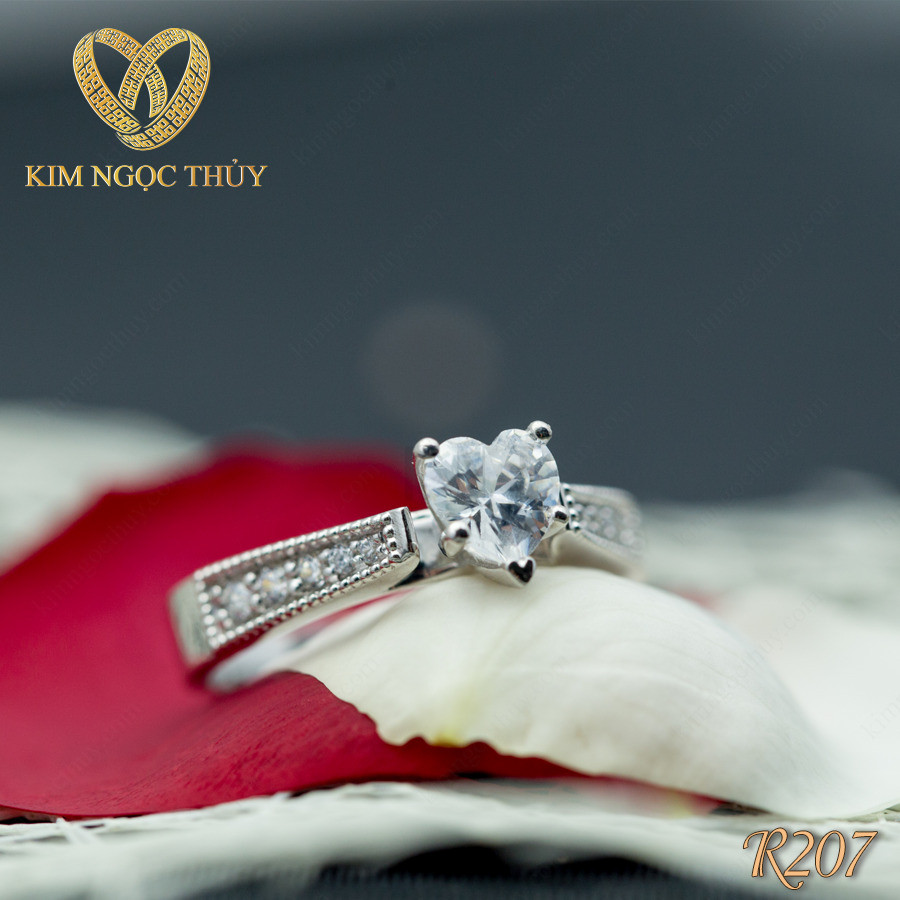 Nhẫn đính hôn R207 đá chủ hình trái tim đính đá tấm tinh tế