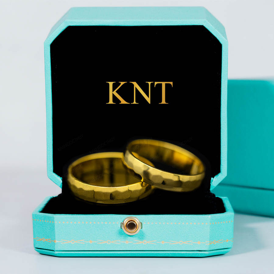 Nhẫn cưới A102 với thiết kế vát cạnh độc đáo