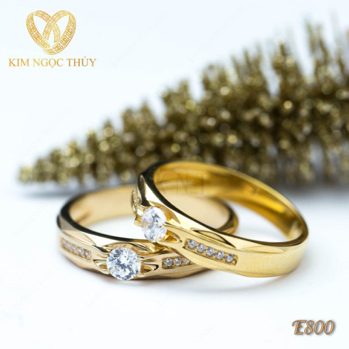 Nhẫn cưới E800 đính đá lấp lánh ở trung tâm