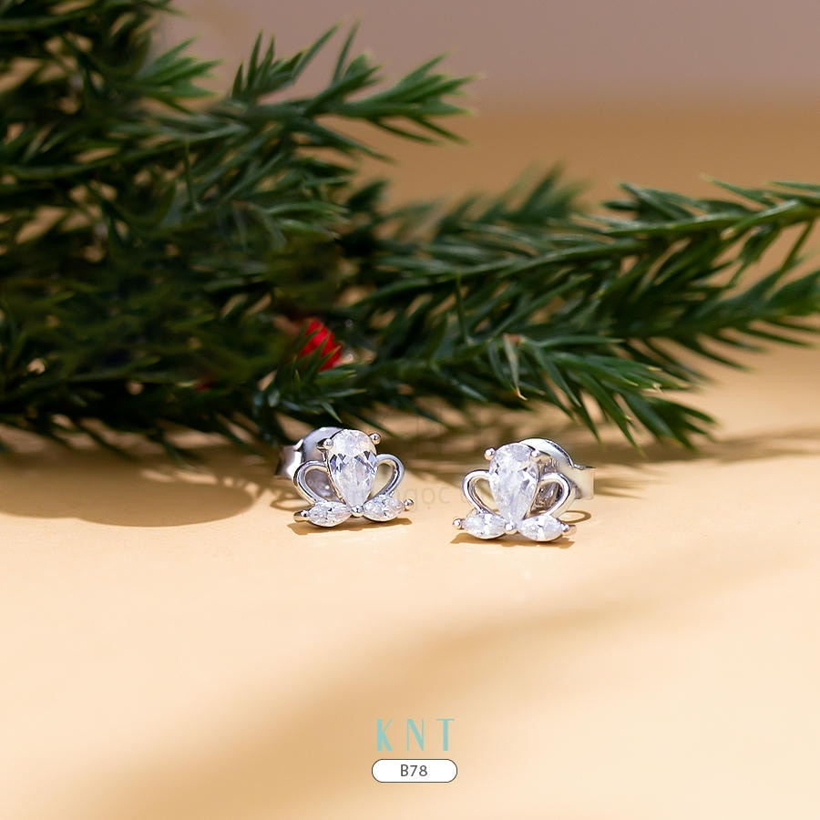 Bông tai nụ B78 vàng trắng, thiết kế đá chủ và đá đối xứng, lấy cảm hứng từ bông hoa.