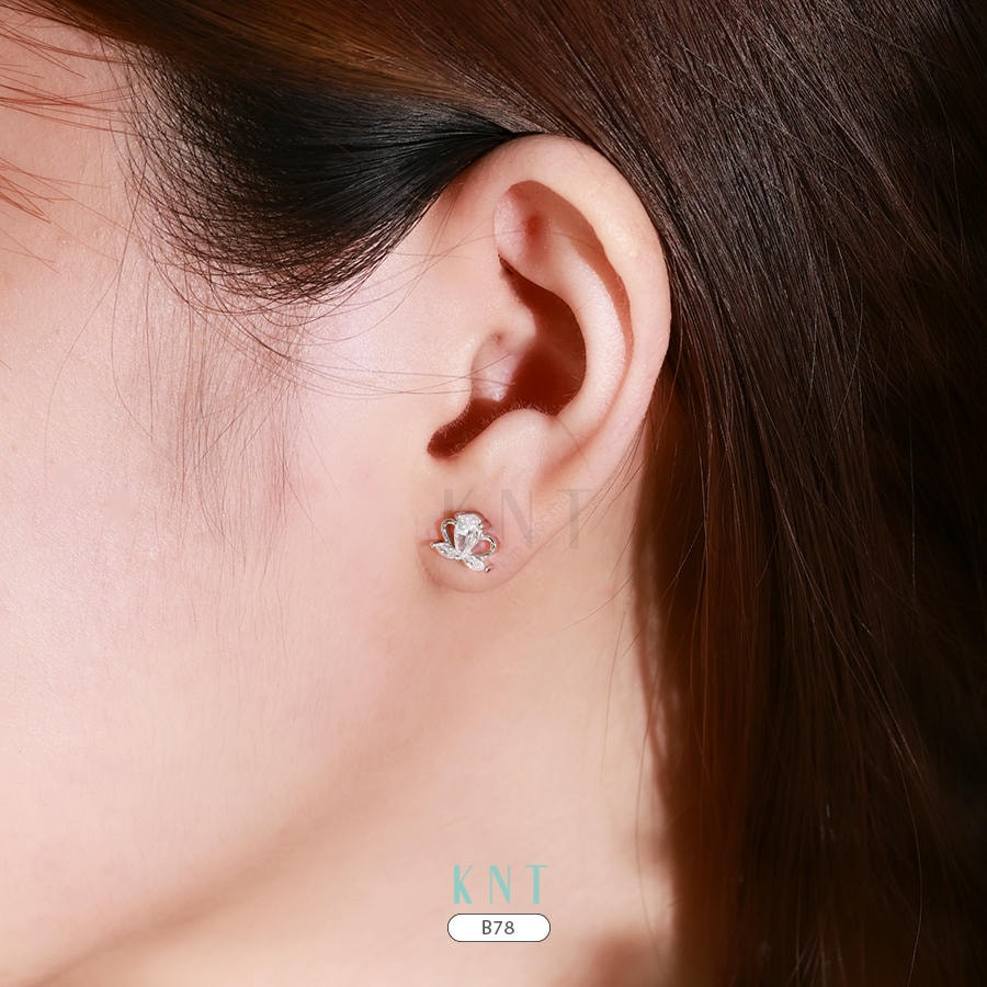 Bông tai nụ B78 vàng trắng, thiết kế đá chủ và đá đối xứng, lấy cảm hứng từ bông hoa.