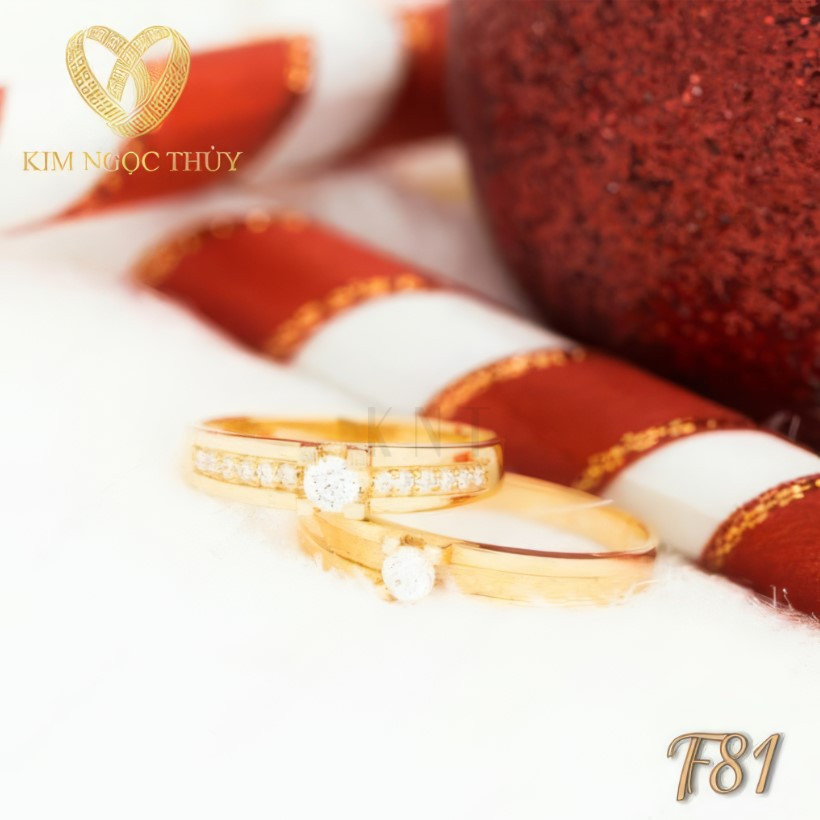 Nhẫn cưới F81 có viên đá chủ lấp lánh ở trung tâm