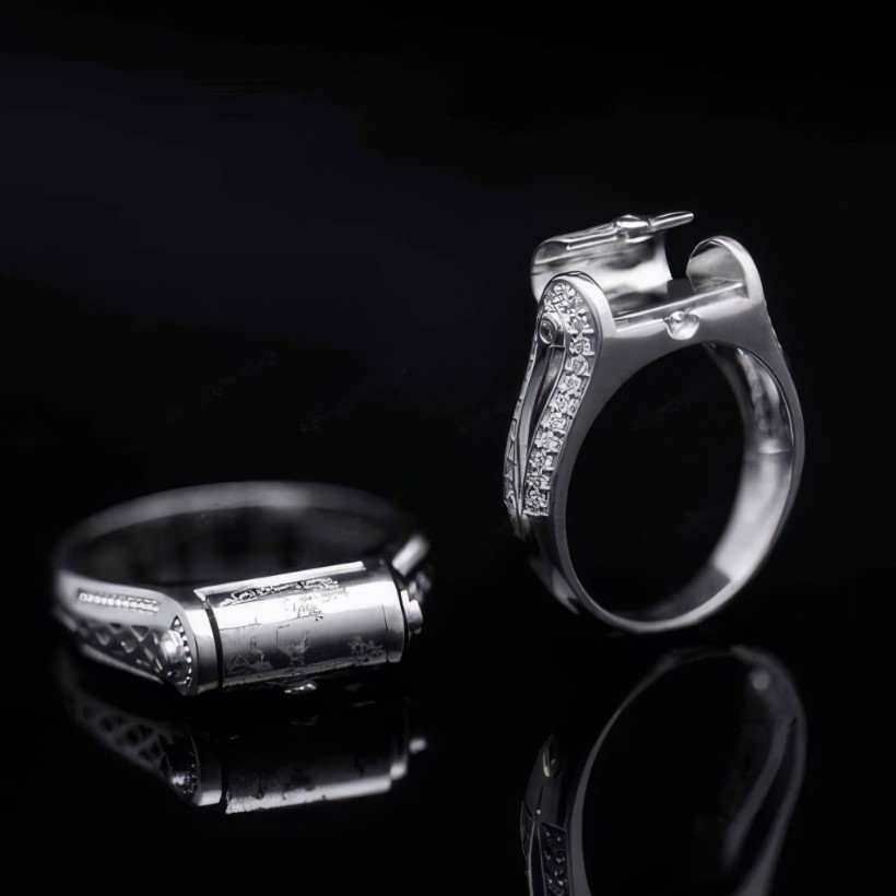 Chi tiết khóa từ tinh tế trên bề mặt nhẫn cưới CL56 không chỉ tạo điểm nhấn khác biệt mà còn mang lại sự tiện lợi và an toàn khi sử dụng