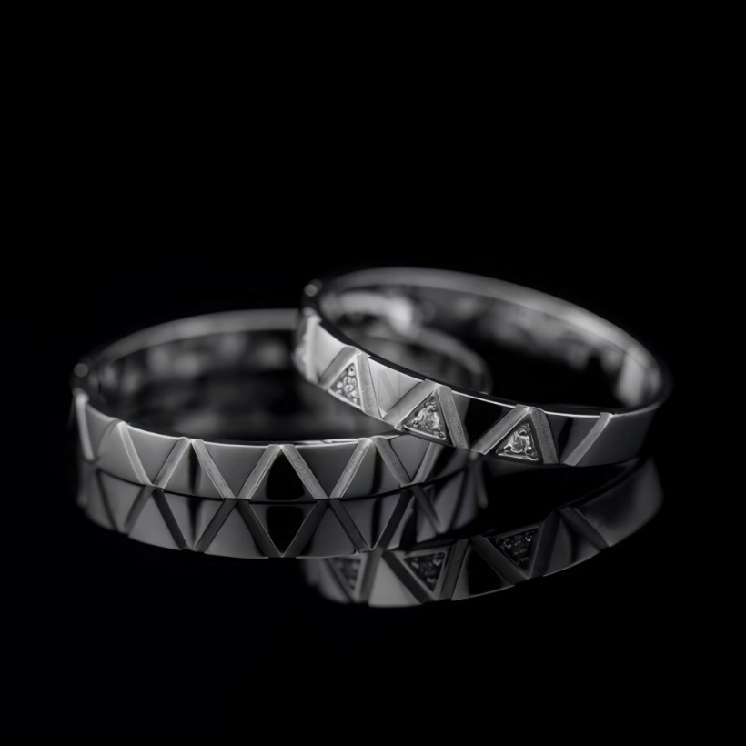 Nhẫn cặp vàng CV1 từ Kim Ngọc Thủy: Thiết kế hiện đại, sang trọng với hoa văn răng cưa độc đáo