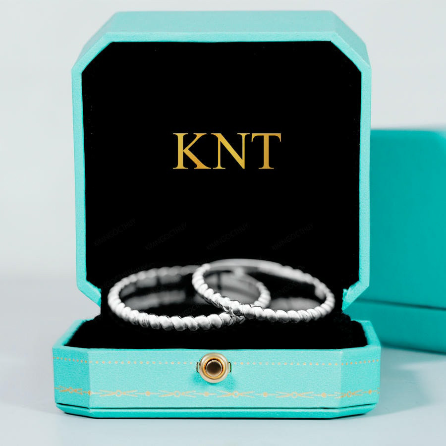 Nhẫn cặp vàng CV4 từ Kim Ngọc Thủy: Phong cách hiện đại, mang trên mình sự nhẹ nhàng và trẻ trung