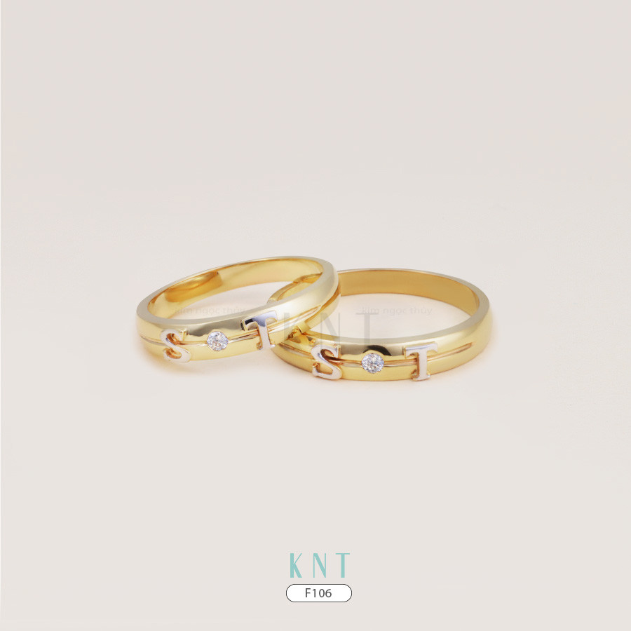 Nhẫn cưới TK F106 nổi bật với chữ cái được chạm khắc nổi tinh tế