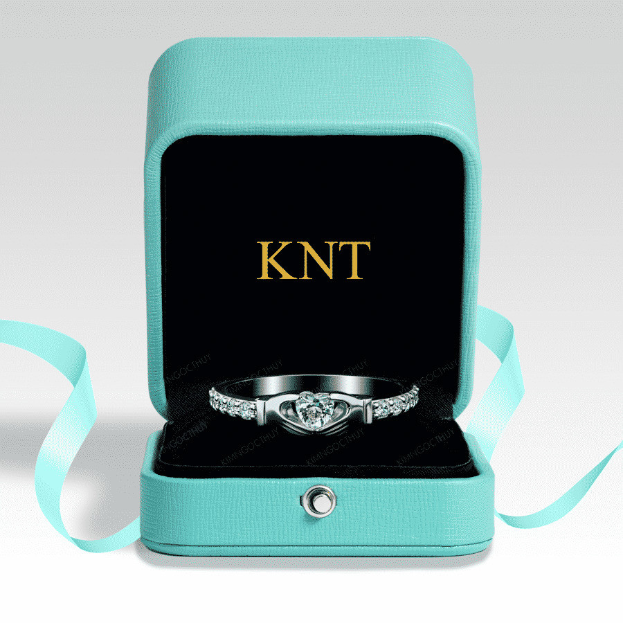 Nhẫn đính hôn R278 họa tiết bàn tay ôm đá trái tim tinh xảo