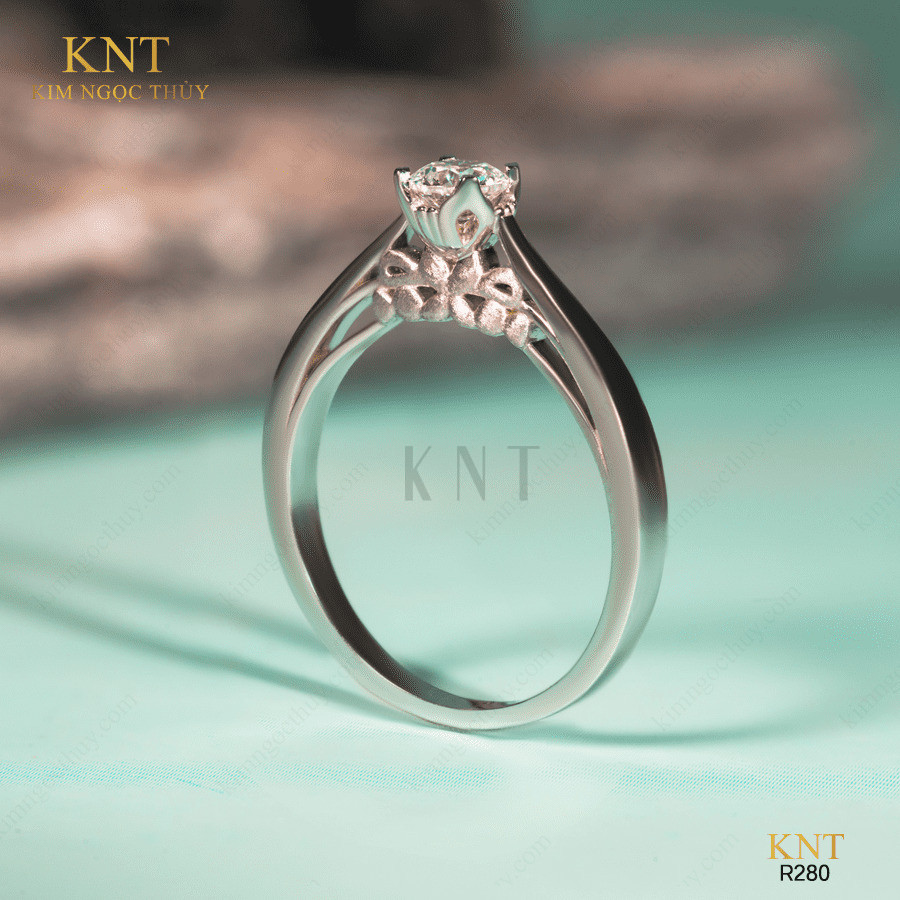 Nhẫn đính hôn R280 thiết kế hoa văn nổi bật, đá chủ tinh tế