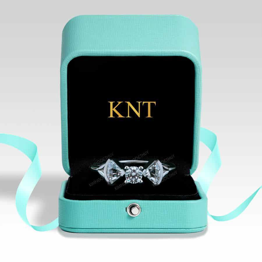 Nhẫn đính hôn đá US R312 kiểu dáng hình chiếc nơ độc đáo