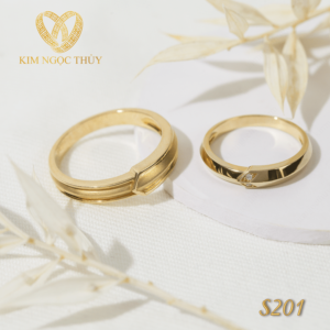 nhan cuoi S201 vang knt min 300x300 - Có thể nới rộng nhẫn cưới được hay không?