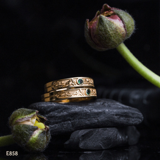 Nhẫn cưới Harmony E858 đính đá xanh lấp lánh