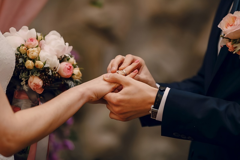 Trao nhẫn cưới sau khi làm lễ gia tiên