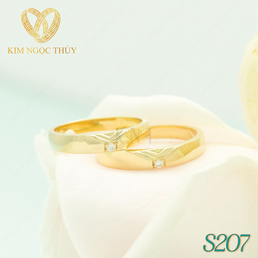 Nhẫn cưới S207 hoạ tiết chữ V cách điệu độc đáo