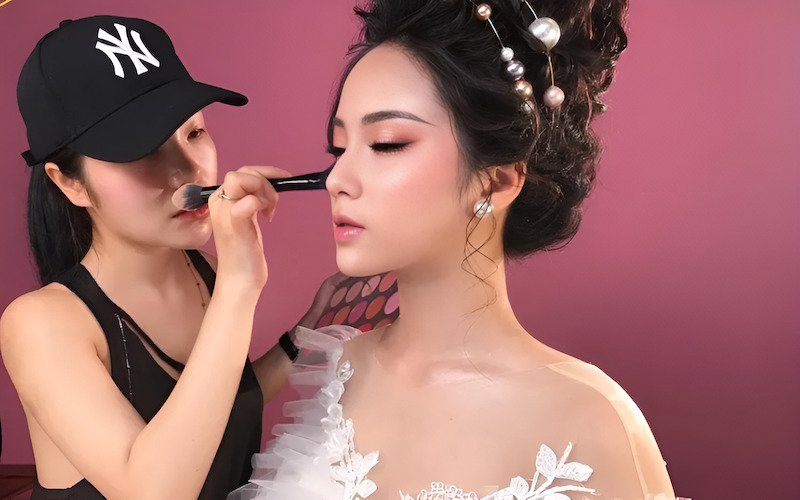 So sánh báo giá giữa các MUA có cùng phân khúc tay nghề.