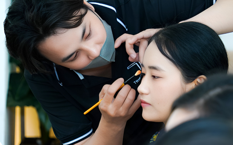 Sau khi đã hài lòng với buổi thử makeup, bạn cần chốt lại layout cuối cùng và thống nhất các điều khoản trong hợp đồng với MUA