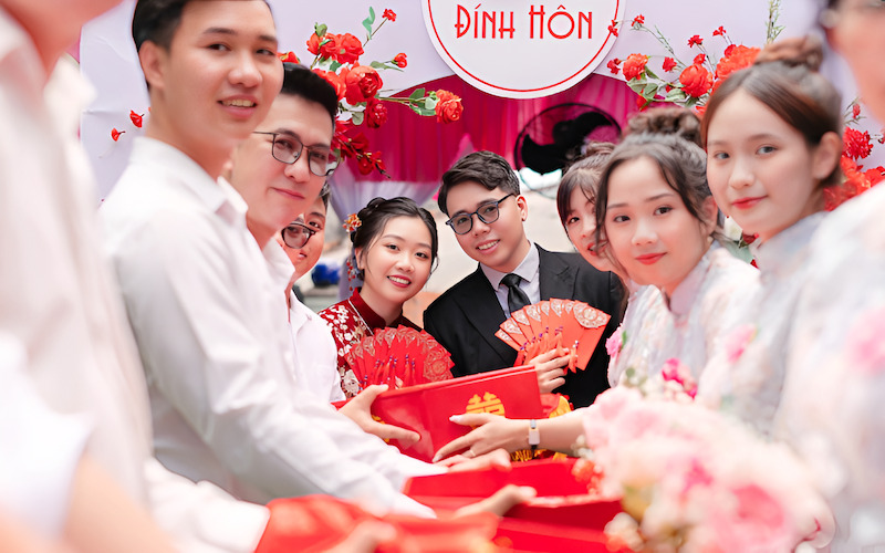 Sau khi Nhận mâm quả từ đội nam, Đội bê tráp nữ của Nhà gái sẽ Đội nữ nhà gái trân trọng đỡ lễ, thể hiện sự hiếu khách, chu đáo