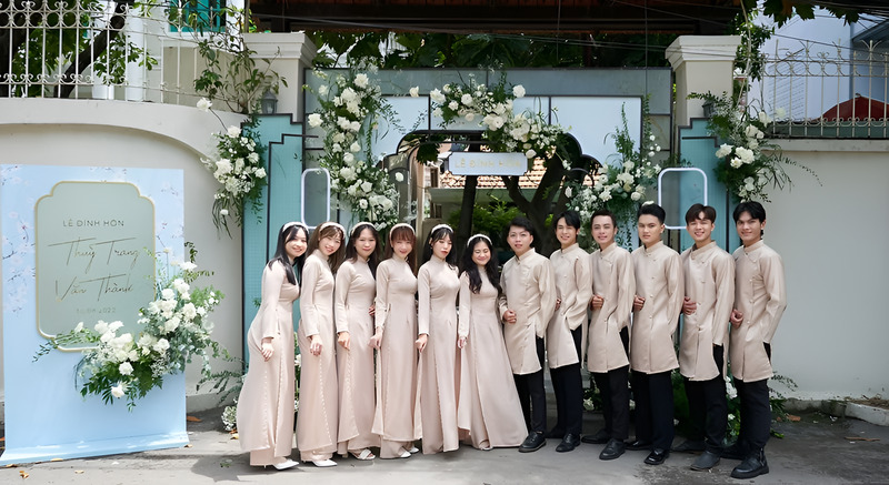 Đội bê tráp nam nữ trong trang phục áo dài truyền thống.