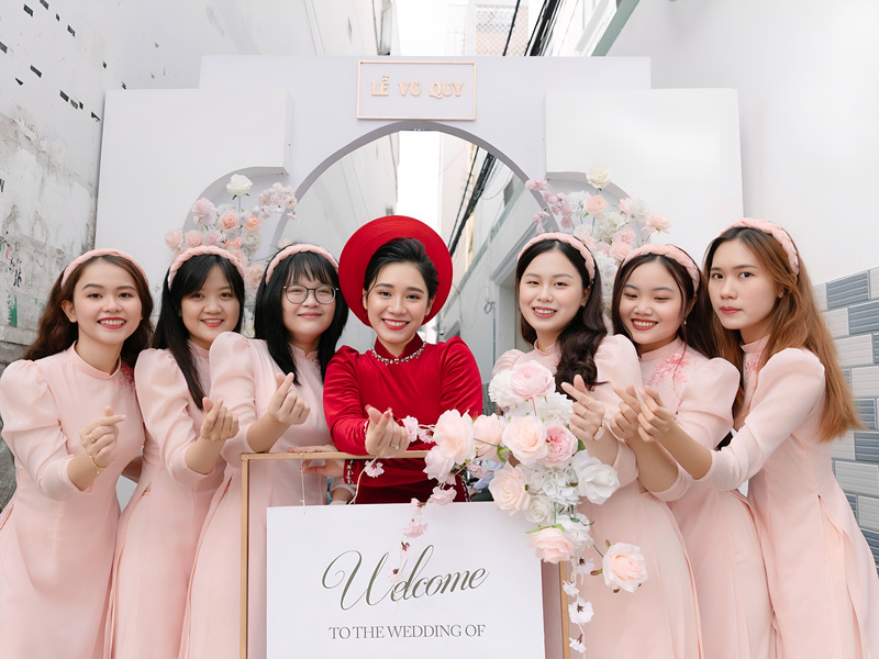 Dàn bê tráp được sắp xếp cân đối về chiều cao trước khi thực hiện nghi lễ.