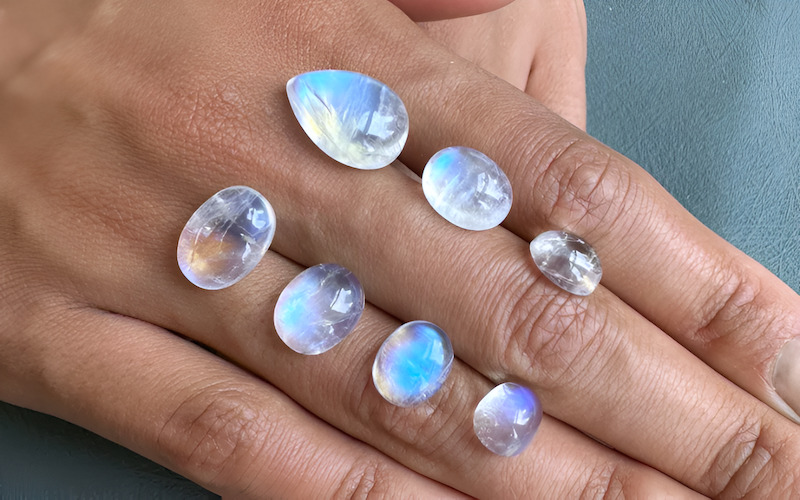 Chiếc nhẫn đính đá mặt trăng (moonstone) với ánh xanh đặc trưng