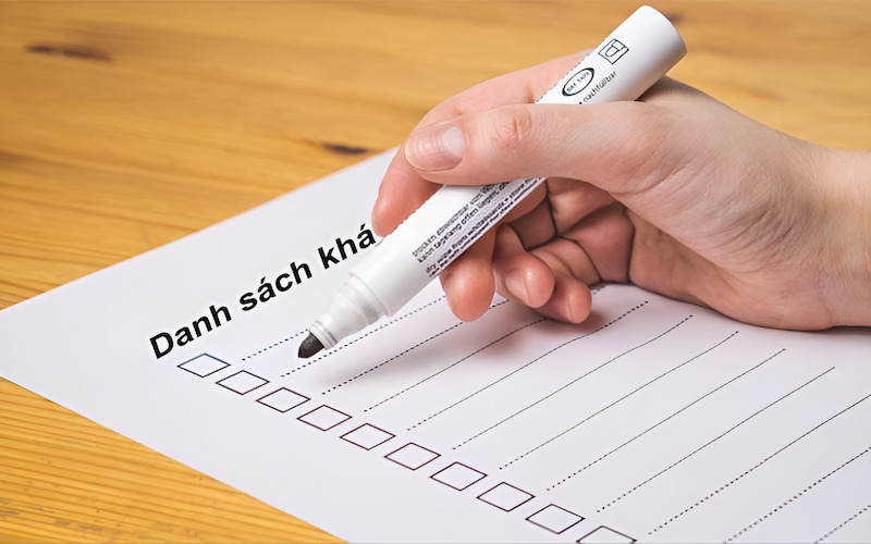 Cặp đôi đang cùng nhau xem và lập danh sách khách mời cho đám cưới