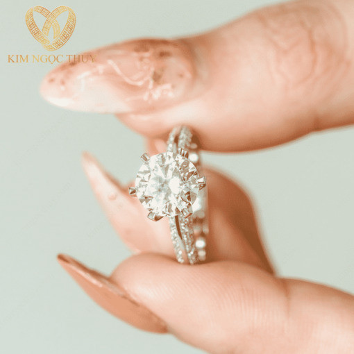 Nhẫn đính hôn DH31 thiết kế sang trọng và lấp lánh