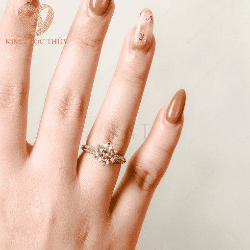 Nhẫn đính hôn DH31 phù hợp với nhiều kiểu dáng tay