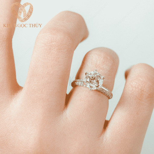 Nhẫn đính hôn DH31 tôn lên vẻ đẹp của bàn tay đeo nhẫn