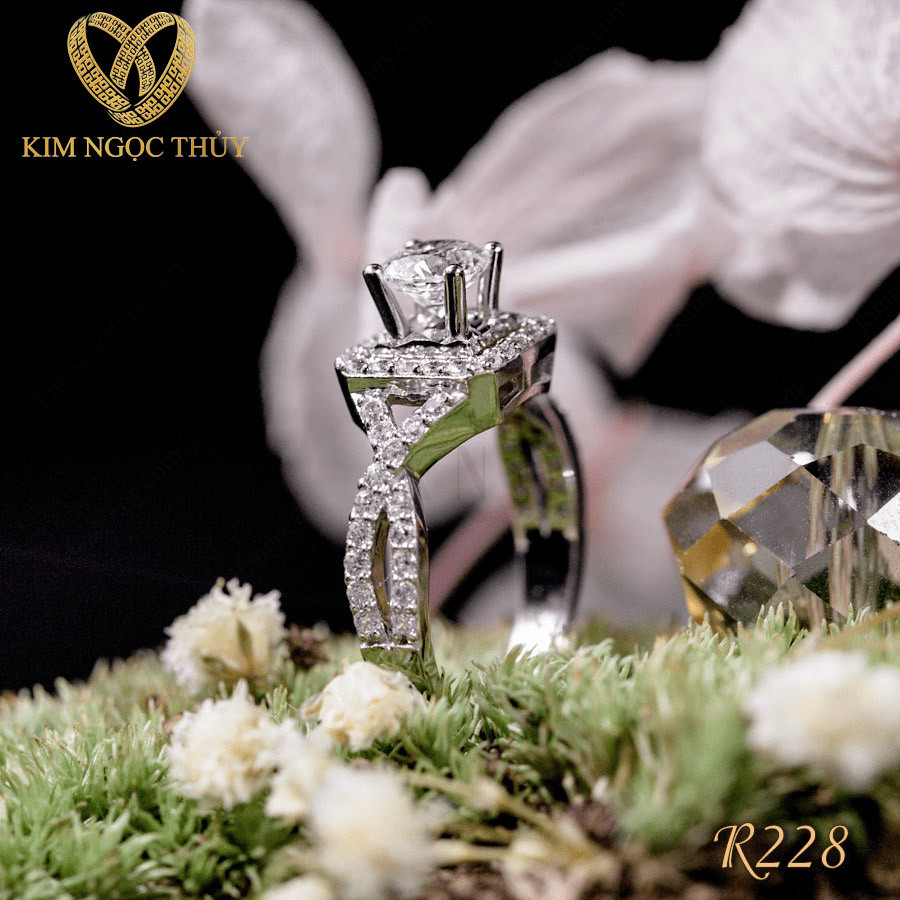 Nhẫn đính hôn R228 thiết kế mặt vuông sang trọng nổi bật