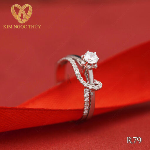 Nhẫn đính hôn R79 nổi bật với đường nét uốn lượn độc đáo