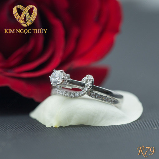Nhẫn đính hôn R79 phù hợp với nhiều kiểu dáng tay