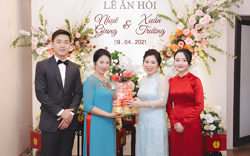 Lễ ăn hỏi, hay còn gọi là đám hỏi, là một nghi lễ quan trọng trong phong tục cưới hỏi Việt Nam