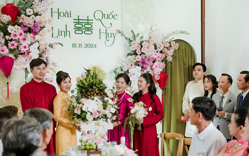 Không gian lễ gia tiên được trang trí trang trọng với bàn thờ, chữ Hỷ và hoa tươi.