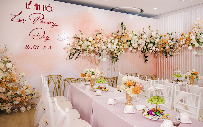 Dù tổ chức với ngân sách cao cấp, điều quan trọng nhất vẫn là giữ được ý nghĩa thiêng liêng và không khí ấm áp của lễ ăn hỏi, sự gắn kết giữa hai gia đình.