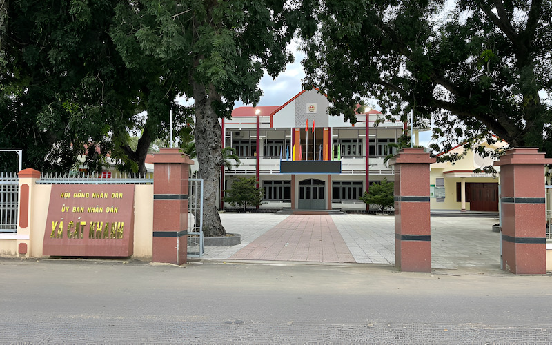 Cổng trụ sở Ủy ban nhân dân (UBND) cấp xã/phường.