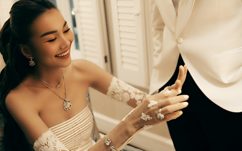 Trang sức cưới, bao gồm nhẫn đính hôn, nhẫn cưới và đặc biệt là vàng hồi môn, là một phần quan trọng không chỉ về mặt ý nghĩa mà còn chiếm một tỷ trọng đáng kể trong chi phí đám hỏi