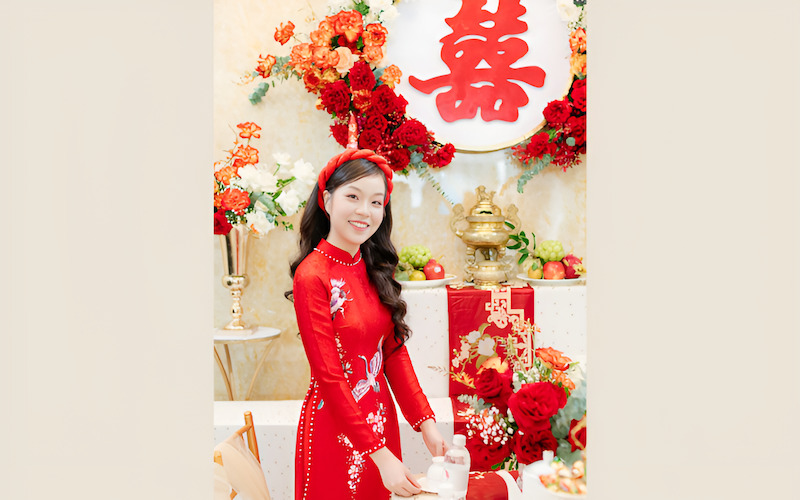 Tự cắm hoa tươi cho bàn thờ gia tiên, bàn tiếp khách